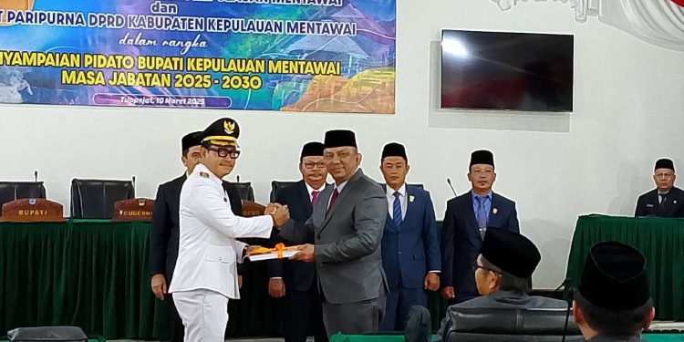 Bupati Mentawai Sampaikan Pidato Perdana dalam Sidang Paripurna DPRD