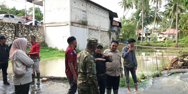 Bupati dan Wakil Bupati Solok Lakukan Penanaman Perdana Program Sawah Pokok Murah di Nagari Koto Baru