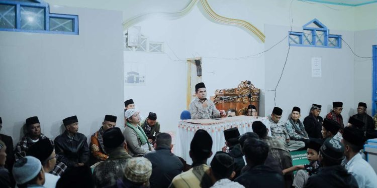 Wabup Candra Safari Ramadhan bersama TSR di Musholla Raudhatul Adnan Nagari Sungai Nanam Selatan