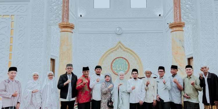 Wakil Bupati Solok Sholat Subuh Berjamaah dan Launching Program MRT Peduli Umat dan FC ATM Beras di Mesjid Raya Nagari Talang