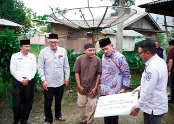 Bupati Solok Serahkan Bantuan Bedah Rumah kepada Keluarga Bustriandi
