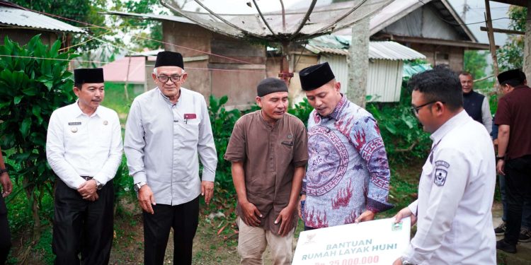 Bupati Solok Serahkan Bantuan Bedah Rumah kepada Keluarga Bustriandi