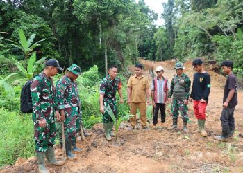 Dansatgas Bersama Warga Tanam 200 Kelapa Dilokasi Pembukaan Jalan