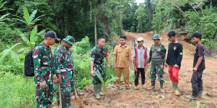 Dansatgas Bersama Warga Tanam 200 Kelapa Dilokasi Pembukaan Jalan