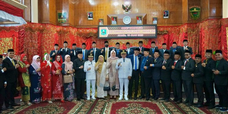 Bupati Solok Hadiri Rapat Paripurna Penyampaian Pidato Perdana Bupati dan Wakil Bupati Solok Periode 2025-2030