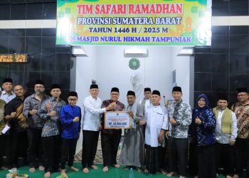 TSR Pemkab Pasaman Kunjungi Masjid di Cubadak Barat, Serahkan Bantuan Bedah Rumah dan Lansia