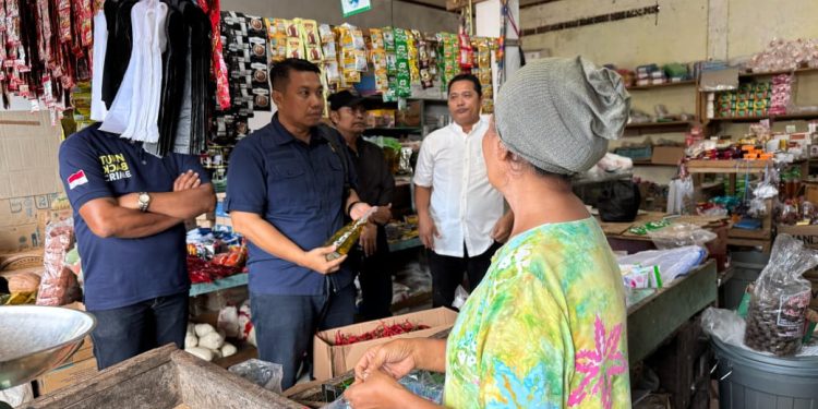 Menindaklanjuti Instruksi Kapolri, Sat Reskrim Polres Mentawai Cek Takaran Minyak Goreng Jenis Minyakita di Sejumlah Toko dan Kios