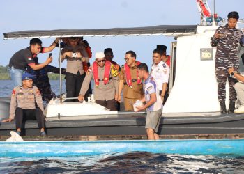 Kapolres Mentawai bersama Forkopimda Berbagi Takjil kepada Nelayan di Laut