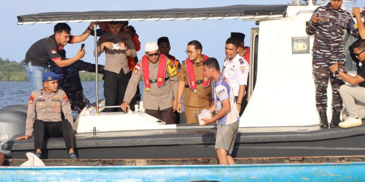 Kapolres Mentawai bersama Forkopimda Berbagi Takjil kepada Nelayan di Laut