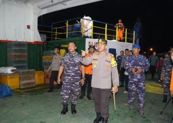 Kapolres Mentawai bersama Forkopimda Pastikan Kenyaman dan Keamanan Pemudik di Kapal ASDP