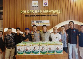 Kapolres Mentawai Berbagi Parcel Lebaran kepada Wartawan