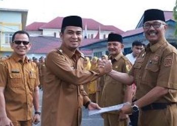 Gelar Apel Jelang Lebaran 1446 H/2025 M, Wako Solok Serah SK Pensiun Sekda Syaiful Rustam