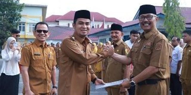 Gelar Apel Jelang Lebaran 1446 H/2025 M, Wako Solok Serah SK Pensiun Sekda Syaiful Rustam