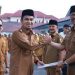 Gelar Apel Jelang Lebaran 1446 H/2025 M, Wako Solok Serah SK Pensiun Sekda Syaiful Rustam
