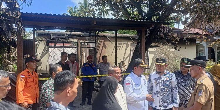 Wabup Ahlul Badrito Resha Serahkan Bantuan untuk Korban Kebakaran di Mungka