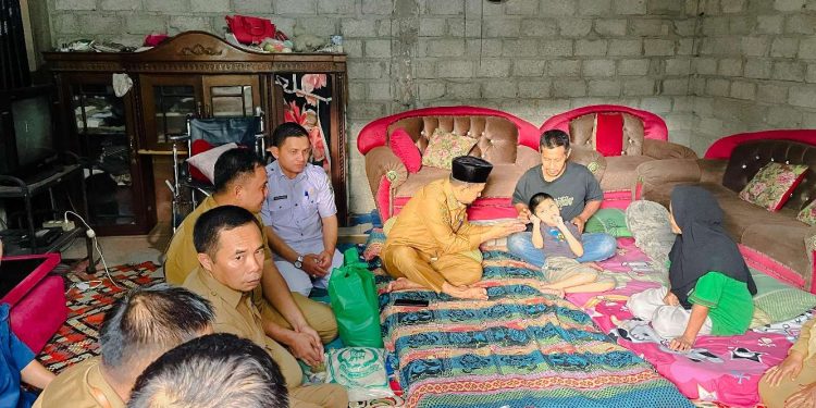 Wabup Candra bersama Perwakilan Kementerian Sosial RI Serahkan Bantuan ATENSI kepada Warga di Kec. IX Koto Sungai Lasi