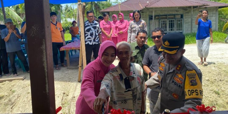 Kapolres Mentawai Berikan Bantuan Rumah Layak Huni kepada Seorang Lansia di Dusun Sao