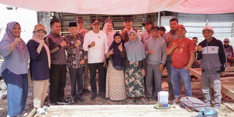 Bupati Jon Firman Pandu Serahkan Bantuan kepada Lima Keluarga Korban Kebakaran