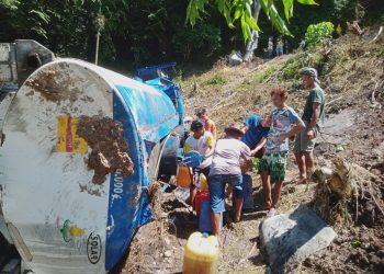 Diduga Mengangkut BBM Ilegal, Truck Tangki Terguling ke Dalam Jurang di Pesisir Selatan