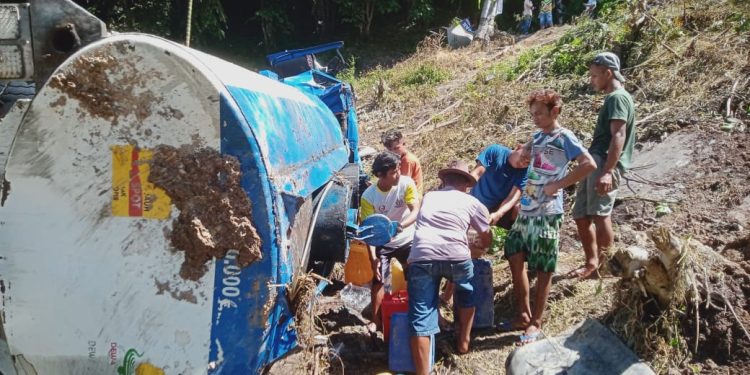 Diduga Mengangkut BBM Ilegal, Truck Tangki Terguling ke Dalam Jurang di Pesisir Selatan