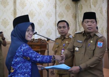 Wabup Mentawai Serahkan SK 80 Persen kepada 26 Orang CPNS