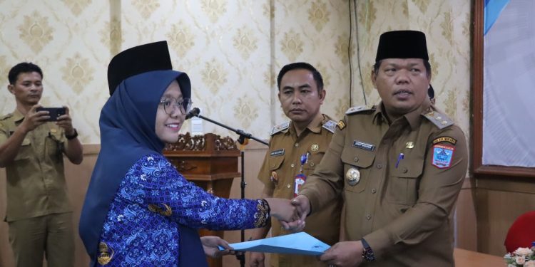Wabup Mentawai Serahkan SK 80 Persen kepada 26 Orang CPNS
