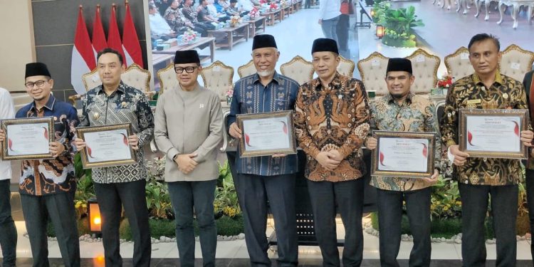 Kabupaten Solok Raih Penghargaan Nasional atas Percepatan Pembentukan Koperasi Merah Putih