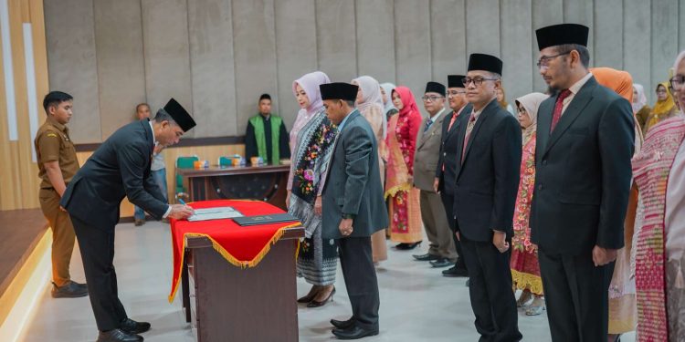 Pemkab Solok Lantik 18 Pejabat Administrator dan Pengawas, Lengkapi Struktur Birokrasi Pemerintahan