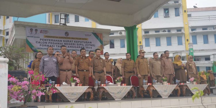 Bupati Lima Puluh Kota Serahkan SK 259 CPNS, Tegaskan Peran Penting ASN Muda dalam Reformasi Birokrasi