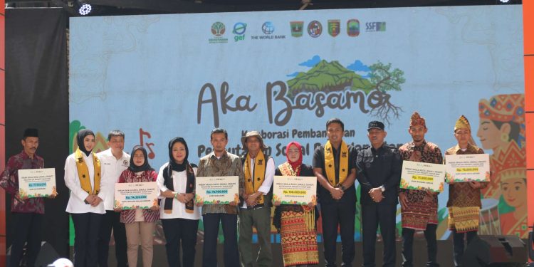 Didampingi Bupati Safni, Menteri Kehutanan Raja Juli Antoni bersama Titiek Soeharto Buka Kegiatan Gelar Karya Perhutanan Sosial