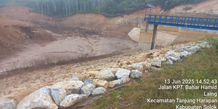 Masih Masa Pemeliharaan, Proyek Embung Batang Bingung 20 Miliar Milik BWS Sumatera V di Kota Solok Bocor Bersumpalkan Karung Bekas