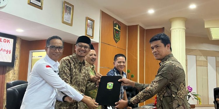 Mewakili Bupati Solok, Sekda Medison Hadiri Rapat Paripurna  DPRD