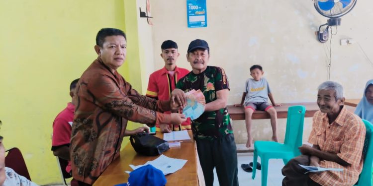 Pemdes Tuapeijat Salurkan BLT DD kepada 36 KPM