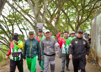 Bupati Solok Laksanakan Jalan Sehat dan Aksi Bersih di GOR Batu Batupang Koto Baru