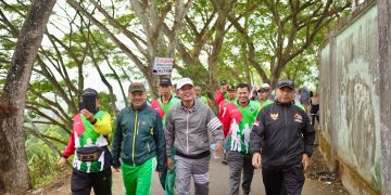 Bupati Solok Laksanakan Jalan Sehat dan Aksi Bersih di GOR Batu Batupang Koto Baru