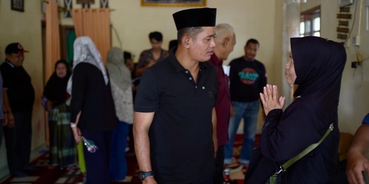 Bupati Solok Kunjungi dan Bawa Bantuan untuk Korban Tabrakan Mobil Damkar di Simpang 5 Laiang