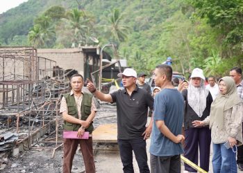 Bupati Solok Kunjungi Lokasi Kebakaran di Nagari Pianggu, Salurkan Bantuan dan Sampaikan Komitmen Penanggulangan