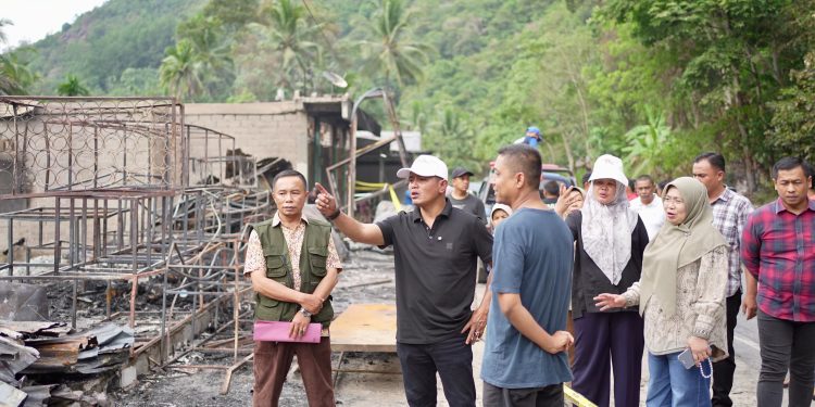 Bupati Solok Kunjungi Lokasi Kebakaran di Nagari Pianggu, Salurkan Bantuan dan Sampaikan Komitmen Penanggulangan