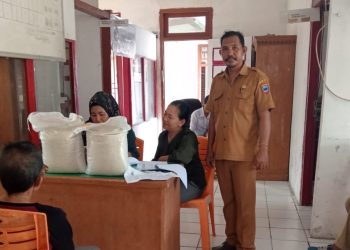 Pemdes Goiso’oinan Salurkan Bantuan Pangan dari Bulog kepada 83 KPM