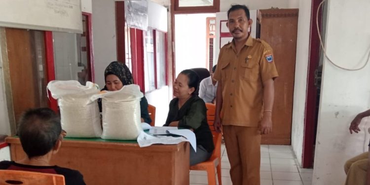 Pemdes Goiso’oinan Salurkan Bantuan Pangan dari Bulog kepada 83 KPM