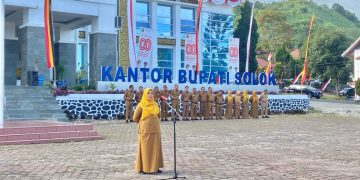 Teta Midra Pimpin Apel Pagi Pemkab Solok