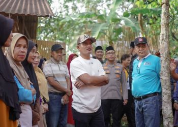 Bupati Solok Ikuti Gotong Royong Bedah Rumah Tak Layak Huni di Nagari Muaro Paneh