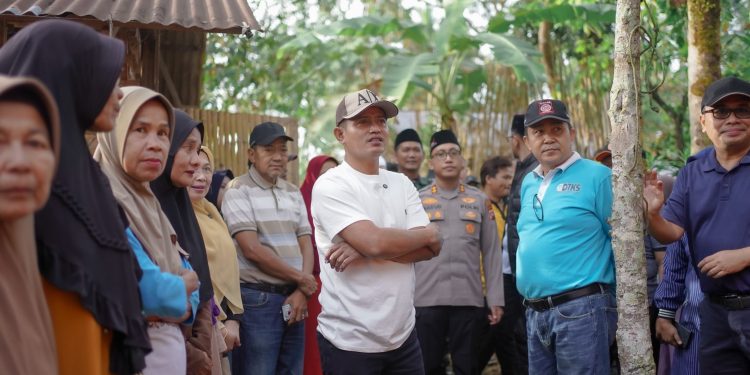 Bupati Solok Ikuti Gotong Royong Bedah Rumah Tak Layak Huni di Nagari Muaro Paneh