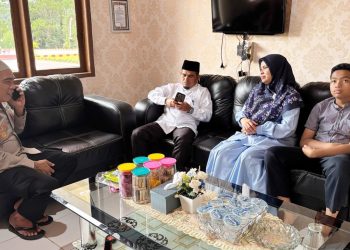 Patuhi Administrasi Berkendara, Wabup Solok Bersama Istri Lakukan Pengurusan SIM di Polres Arosuka