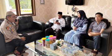 Patuhi Administrasi Berkendara, Wabup Solok Bersama Istri Lakukan Pengurusan SIM di Polres Arosuka