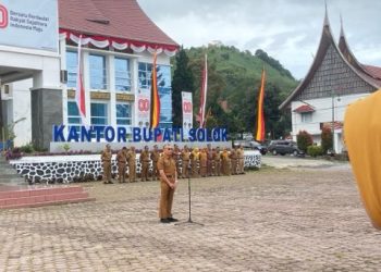 Sekwan Zaitul Ikhlas Pimpin Apel Pagi di Lingkup Pemkab Solok