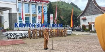 Sekwan Zaitul Ikhlas Pimpin Apel Pagi di Lingkup Pemkab Solok