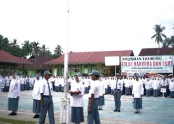 Jadi Pembina Upacara di SMAN 1 Kubung, Wabup Tekankan Pentingnya Pendidikan dan Moral Generasi Muda
