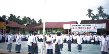 Jadi Pembina Upacara di SMAN 1 Kubung, Wabup Tekankan Pentingnya Pendidikan dan Moral Generasi Muda