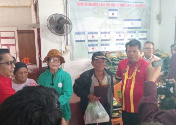 Wabup Mentawai Salurkan Bansos untuk  Lansia dan Keluarga Risiko Stunting  di Desa Goiso’oinan